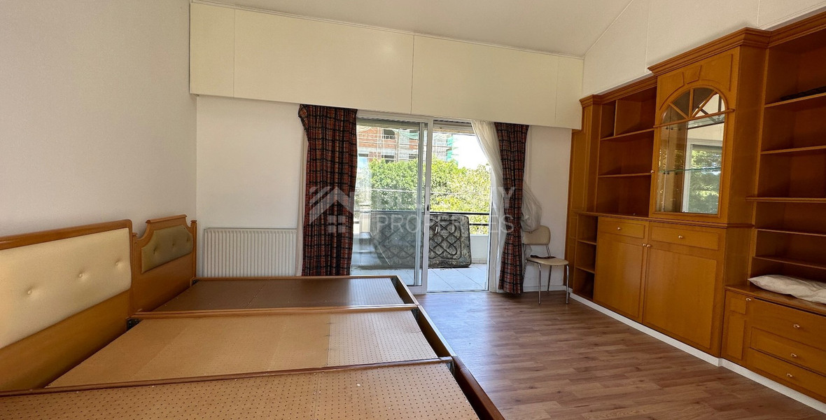 FOR SALE: VERSATILE BUILDING FOR HOME AND BUSINESS USE IN  PRIME LOCACATION NEAR ALL AMENITIES.