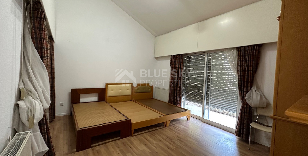 FOR SALE: VERSATILE BUILDING FOR HOME AND BUSINESS USE IN  PRIME LOCACATION NEAR ALL AMENITIES.