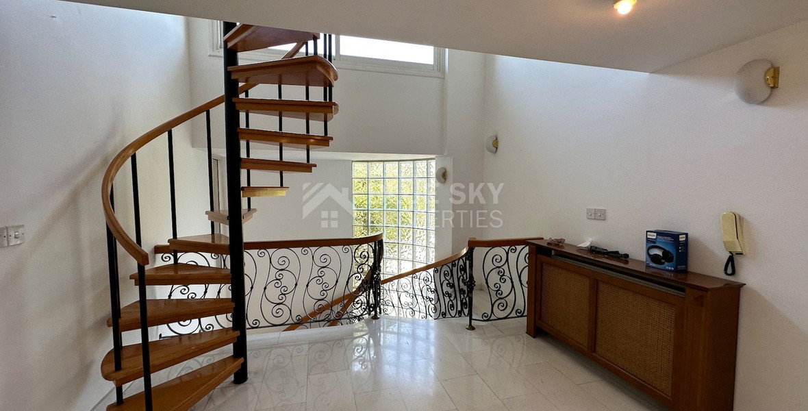 FOR SALE: VERSATILE BUILDING FOR HOME AND BUSINESS USE IN  PRIME LOCACATION NEAR ALL AMENITIES.