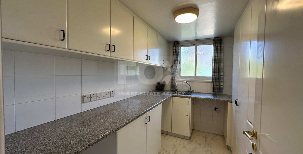 FOR SALE: VERSATILE BUILDING FOR HOME AND BUSINESS USE IN  PRIME LOCACATION NEAR ALL AMENITIES.