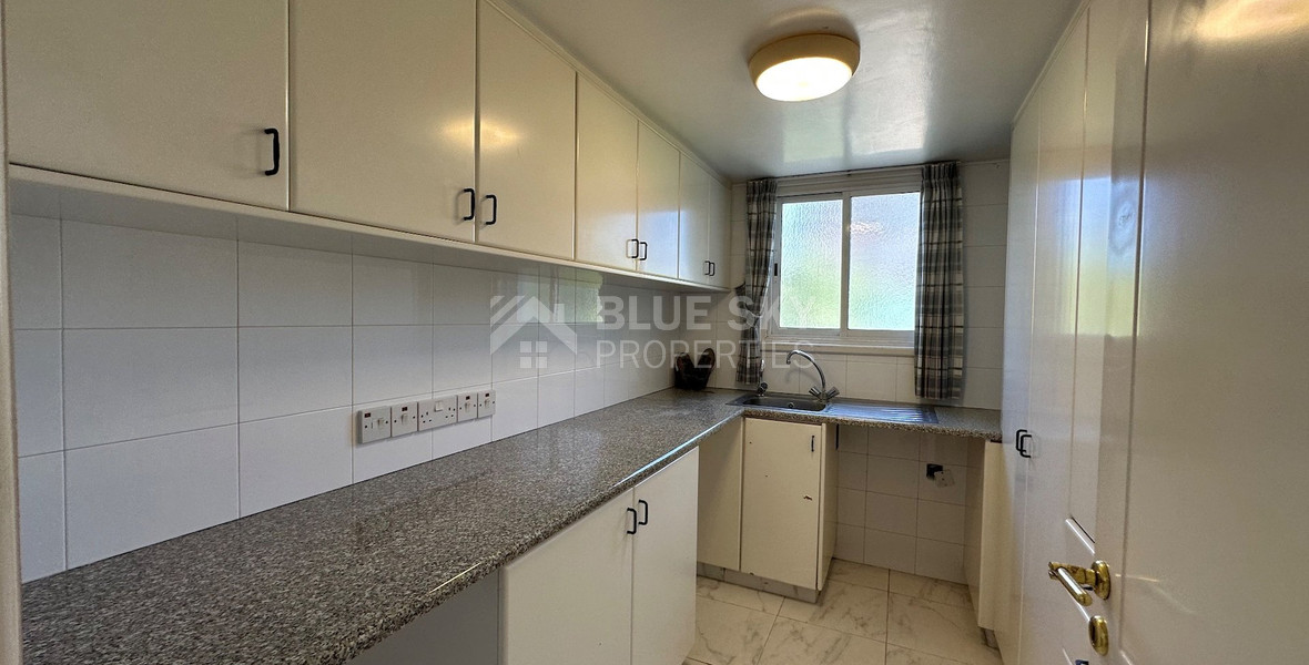 FOR SALE: VERSATILE BUILDING FOR HOME AND BUSINESS USE IN  PRIME LOCACATION NEAR ALL AMENITIES.