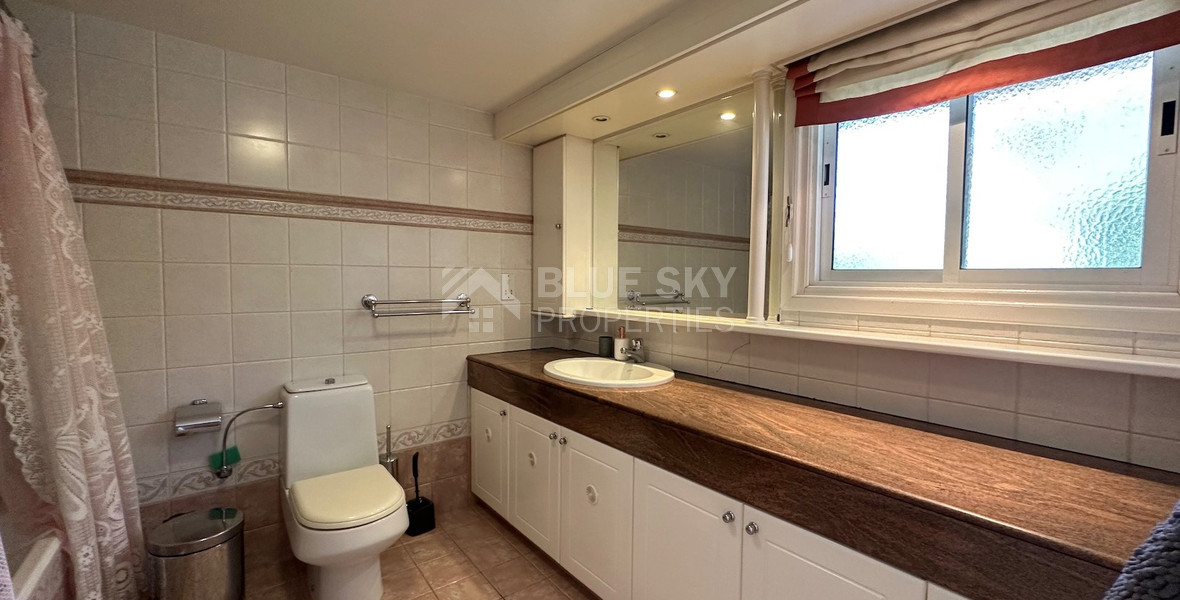 FOR SALE: VERSATILE BUILDING FOR HOME AND BUSINESS USE IN  PRIME LOCACATION NEAR ALL AMENITIES.