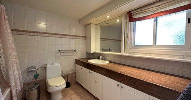 FOR SALE: VERSATILE BUILDING FOR HOME AND BUSINESS USE IN  PRIME LOCACATION NEAR ALL AMENITIES.