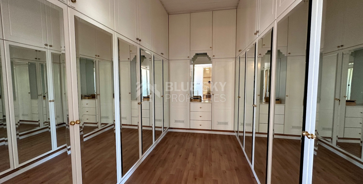 FOR SALE: VERSATILE BUILDING FOR HOME AND BUSINESS USE IN  PRIME LOCACATION NEAR ALL AMENITIES.