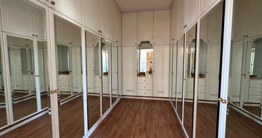 FOR SALE: VERSATILE BUILDING FOR HOME AND BUSINESS USE IN  PRIME LOCACATION NEAR ALL AMENITIES.