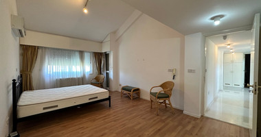 FOR SALE: VERSATILE BUILDING FOR HOME AND BUSINESS USE IN  PRIME LOCACATION NEAR ALL AMENITIES.