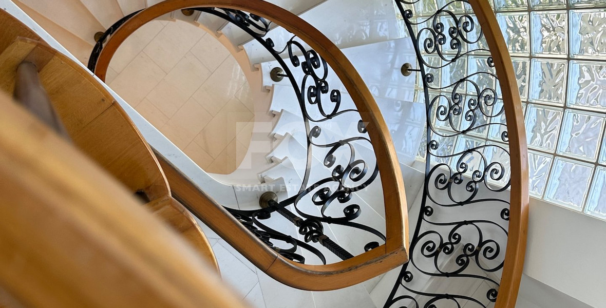 FOR SALE: VERSATILE BUILDING FOR HOME AND BUSINESS USE IN  PRIME LOCACATION NEAR ALL AMENITIES.