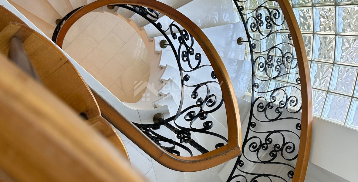 FOR SALE: VERSATILE BUILDING FOR HOME AND BUSINESS USE IN  PRIME LOCACATION NEAR ALL AMENITIES.