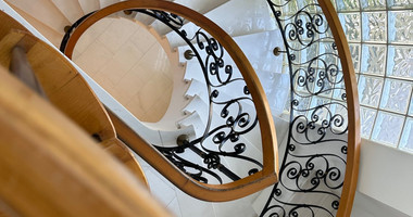 FOR SALE: VERSATILE BUILDING FOR HOME AND BUSINESS USE IN  PRIME LOCACATION NEAR ALL AMENITIES.