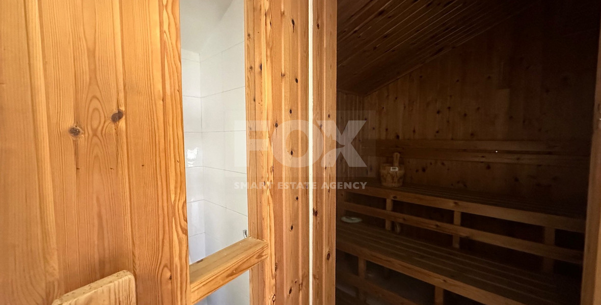 FOR SALE: VERSATILE BUILDING FOR HOME AND BUSINESS USE IN  PRIME LOCACATION NEAR ALL AMENITIES.