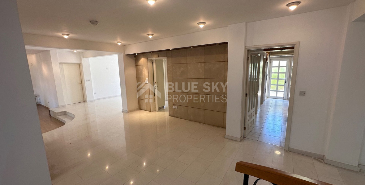 FOR SALE: VERSATILE BUILDING FOR HOME AND BUSINESS USE IN  PRIME LOCACATION NEAR ALL AMENITIES.