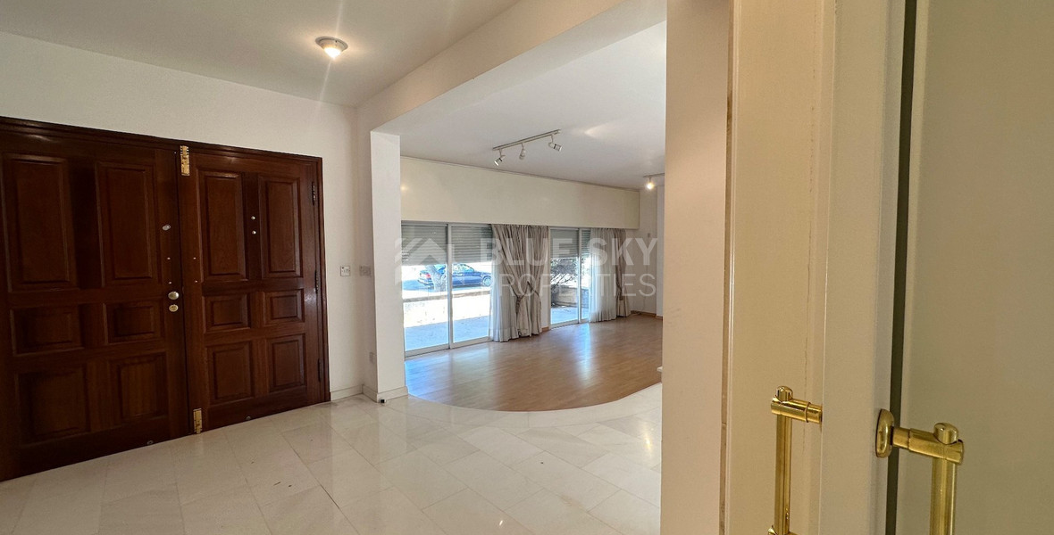 FOR SALE: VERSATILE BUILDING FOR HOME AND BUSINESS USE IN  PRIME LOCACATION NEAR ALL AMENITIES.