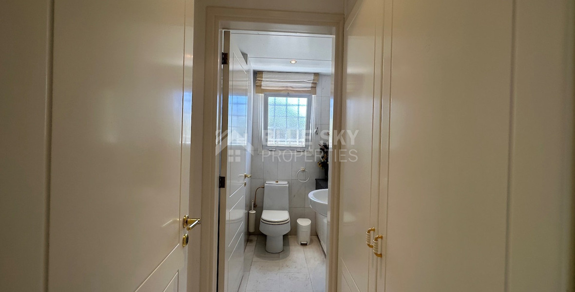 FOR SALE: VERSATILE BUILDING FOR HOME AND BUSINESS USE IN  PRIME LOCACATION NEAR ALL AMENITIES.