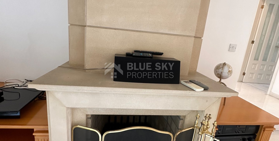 FOR SALE: VERSATILE BUILDING FOR HOME AND BUSINESS USE IN  PRIME LOCACATION NEAR ALL AMENITIES.