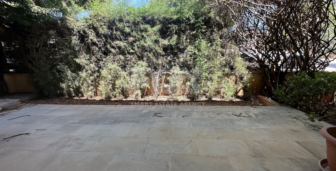 FOR SALE: VERSATILE BUILDING FOR HOME AND BUSINESS USE IN  PRIME LOCACATION NEAR ALL AMENITIES.