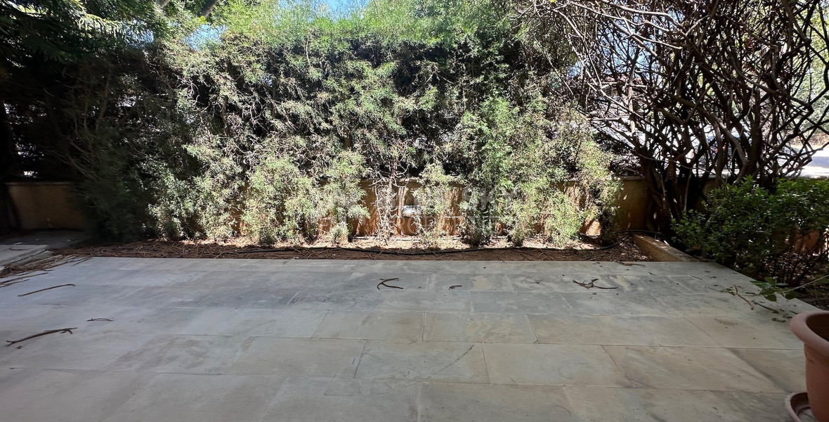 FOR SALE: VERSATILE BUILDING FOR HOME AND BUSINESS USE IN  PRIME LOCACATION NEAR ALL AMENITIES.