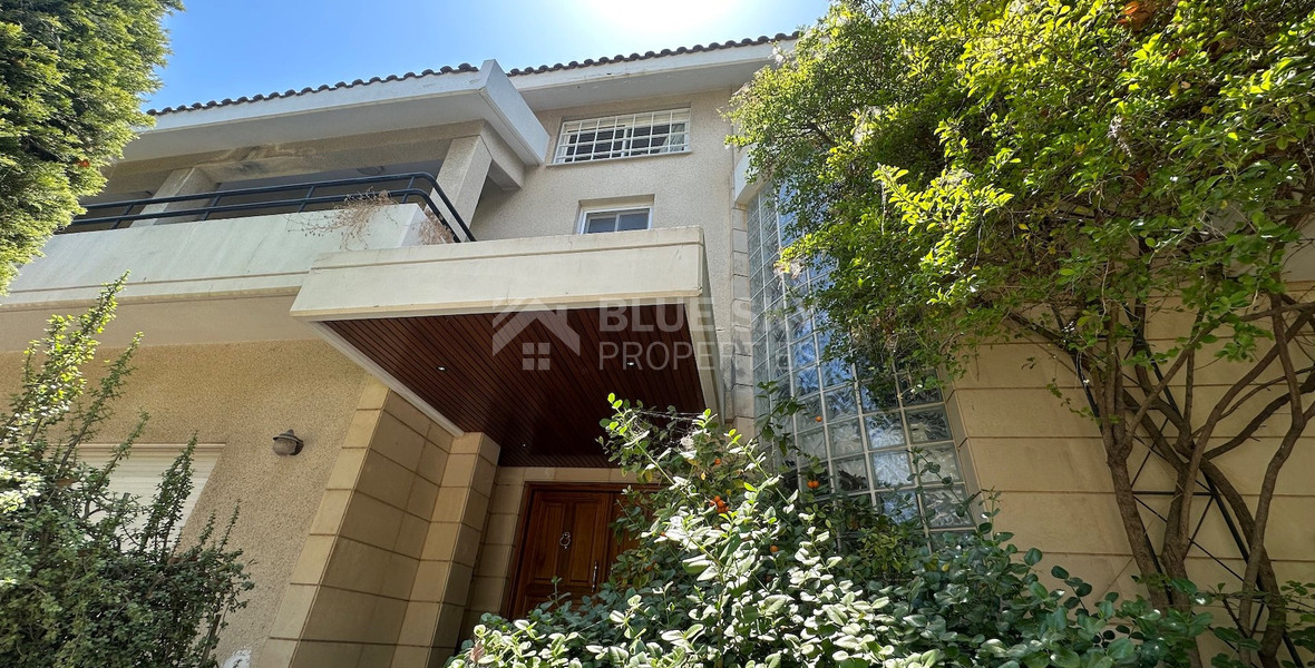 FOR SALE: VERSATILE BUILDING FOR HOME AND BUSINESS USE IN  PRIME LOCACATION NEAR ALL AMENITIES.