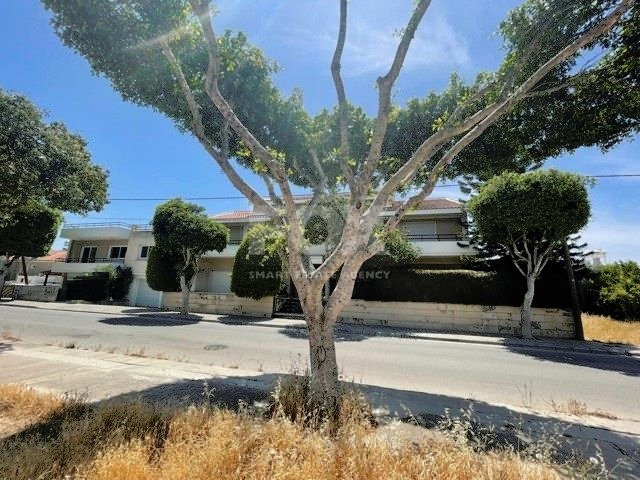 FOR SALE: VERSATILE BUILDING FOR HOME AND BUSINESS USE IN  PRIME LOCACATION NEAR ALL AMENITIES.