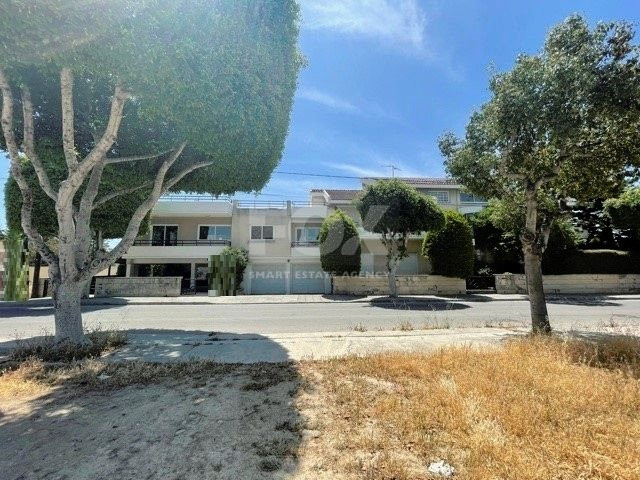 FOR SALE: VERSATILE BUILDING FOR HOME AND BUSINESS USE IN  PRIME LOCACATION NEAR ALL AMENITIES.