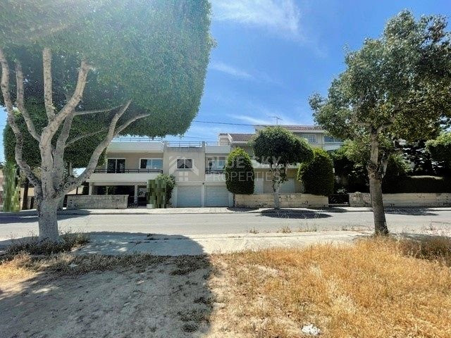 FOR SALE: VERSATILE BUILDING FOR HOME AND BUSINESS USE IN  PRIME LOCACATION NEAR ALL AMENITIES.