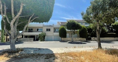 FOR SALE: VERSATILE BUILDING FOR HOME AND BUSINESS USE IN  PRIME LOCACATION NEAR ALL AMENITIES.