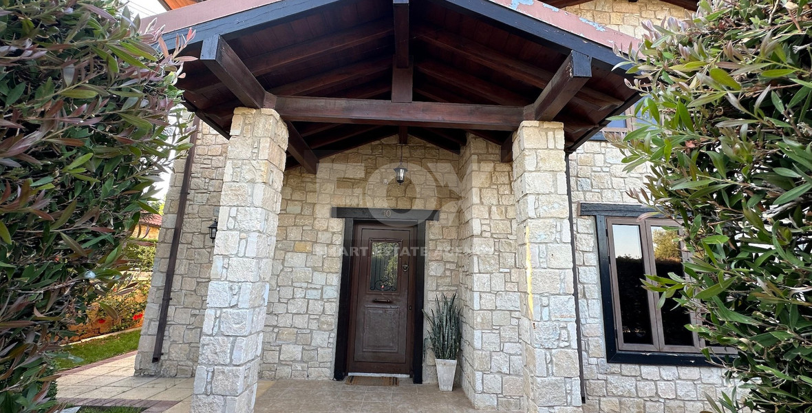 A beautiful five bedroom villa for sale in Souni with clean title deed