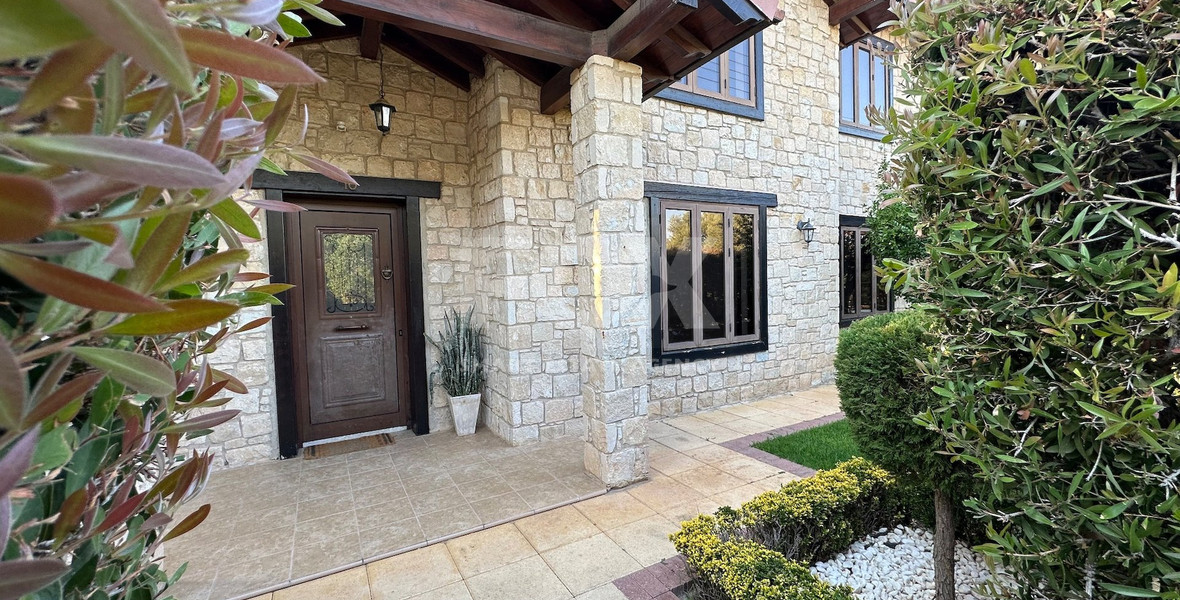 A beautiful five bedroom villa for sale in Souni with clean title deed