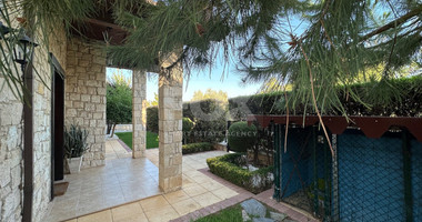 A beautiful five bedroom villa for sale in Souni with clean title deed