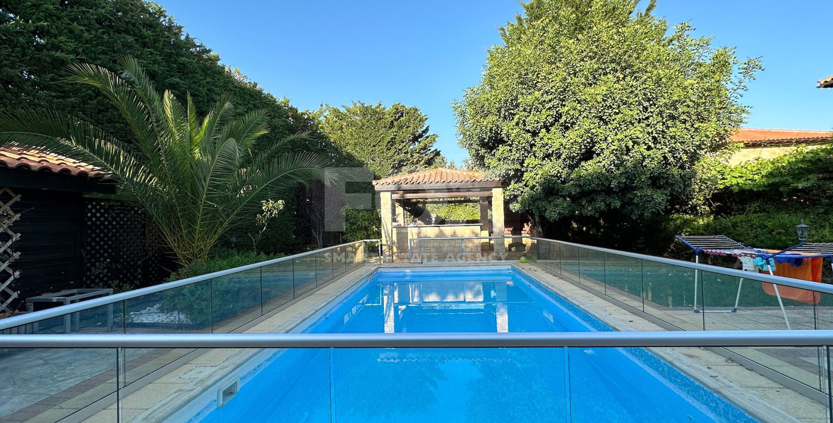 A beautiful five bedroom villa for sale in Souni with clean title deed