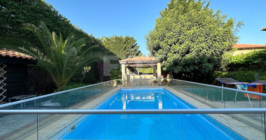 A beautiful five bedroom villa for sale in Souni with clean title deed