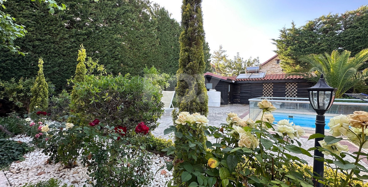 A beautiful five bedroom villa for sale in Souni with clean title deed