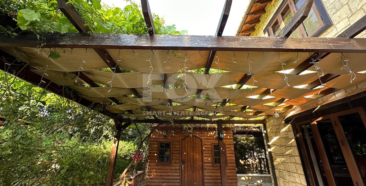 A beautiful five bedroom villa for sale in Souni with clean title deed