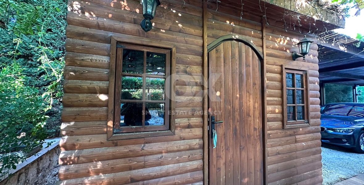 A beautiful five bedroom villa for sale in Souni with clean title deed