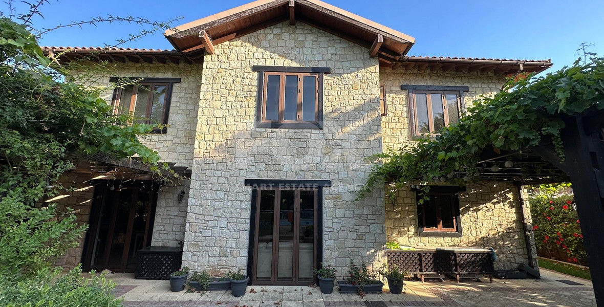 A beautiful five bedroom villa for sale in Souni with clean title deed