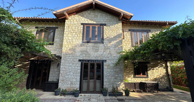 A beautiful five bedroom villa for sale in Souni with clean title deed