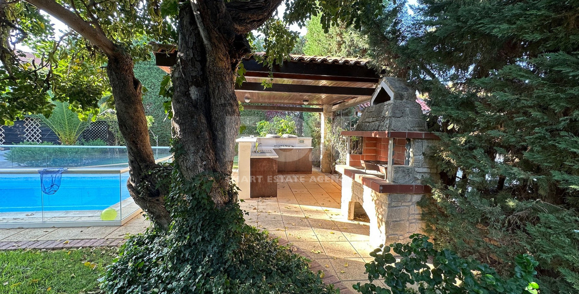 A beautiful five bedroom villa for sale in Souni with clean title deed