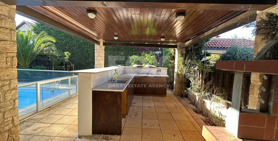 A beautiful five bedroom villa for sale in Souni with clean title deed