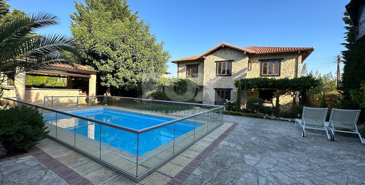 A beautiful five bedroom villa for sale in Souni with clean title deed