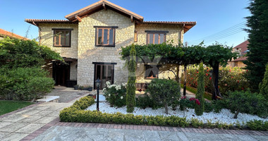 A beautiful five bedroom villa for sale in Souni with clean title deed