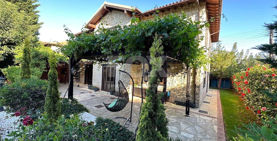 A beautiful five bedroom villa for sale in Souni with clean title deed