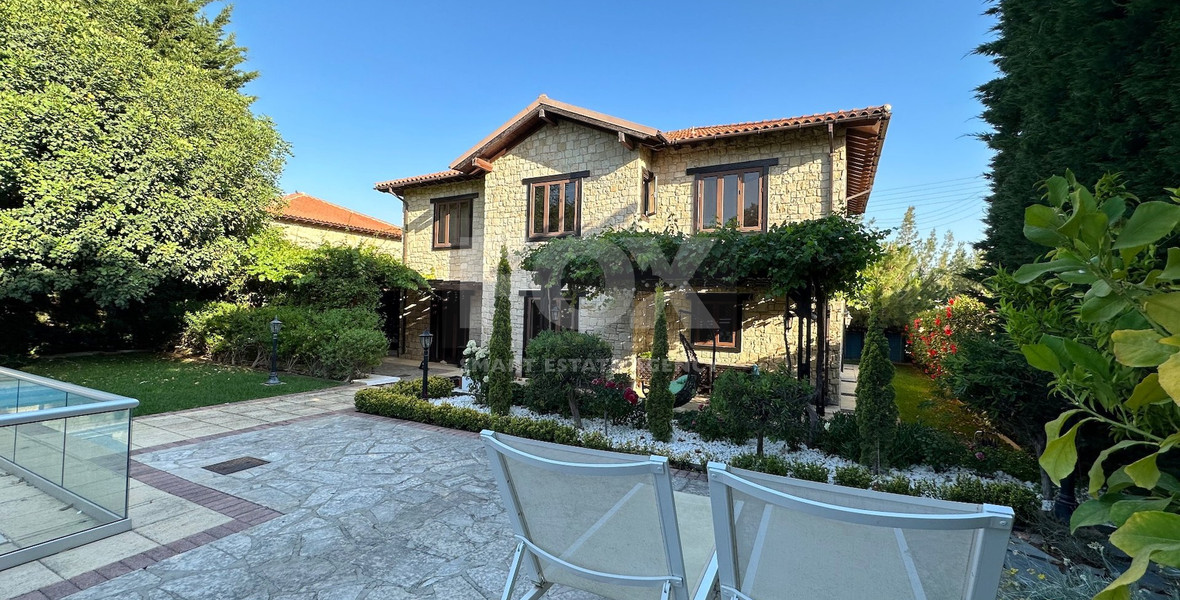 A beautiful five bedroom villa for sale in Souni with clean title deed