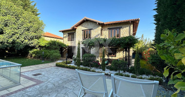 A beautiful five bedroom villa for sale in Souni with clean title deed