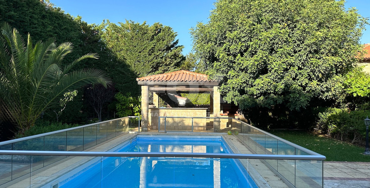 A beautiful five bedroom villa for sale in Souni with clean title deed