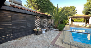 A beautiful five bedroom villa for sale in Souni with clean title deed