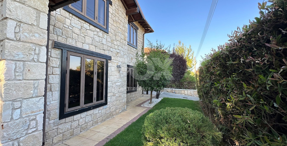 A beautiful five bedroom villa for sale in Souni with clean title deed