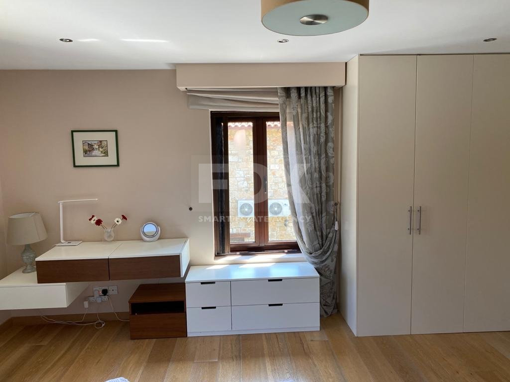 A beautiful five bedroom villa for sale in Souni with clean title deed