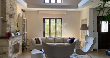 A beautiful five bedroom villa for sale in Souni with clean title deed