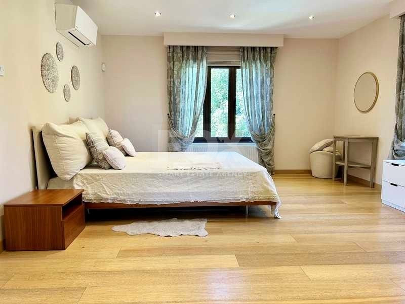 A beautiful five bedroom villa for sale in Souni with clean title deed