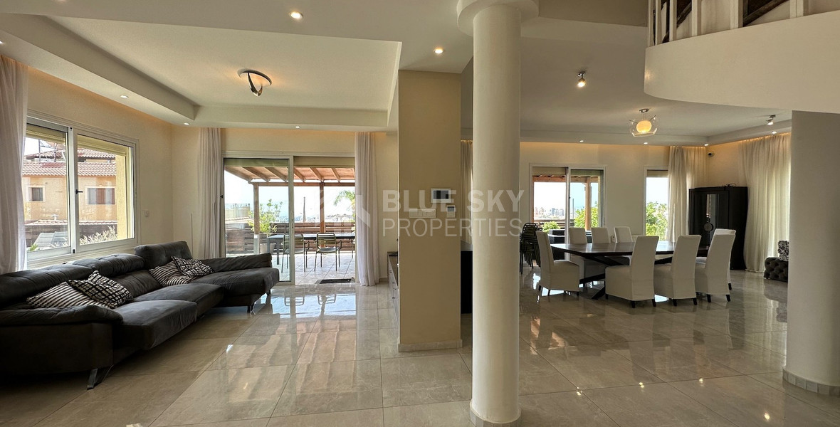 Exquisite 5 bedroom villa fully furnished with separate guest house on large plot of landscaped gardens and swimming pool.