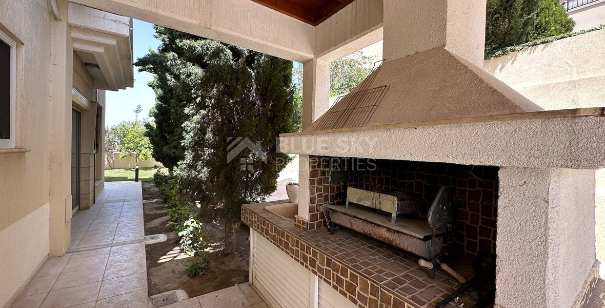 Exquisite 5 bedroom villa fully furnished with separate guest house on large plot of landscaped gardens and swimming pool.